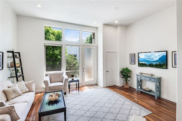 5403 W 149th Place 3, Hawthorne.