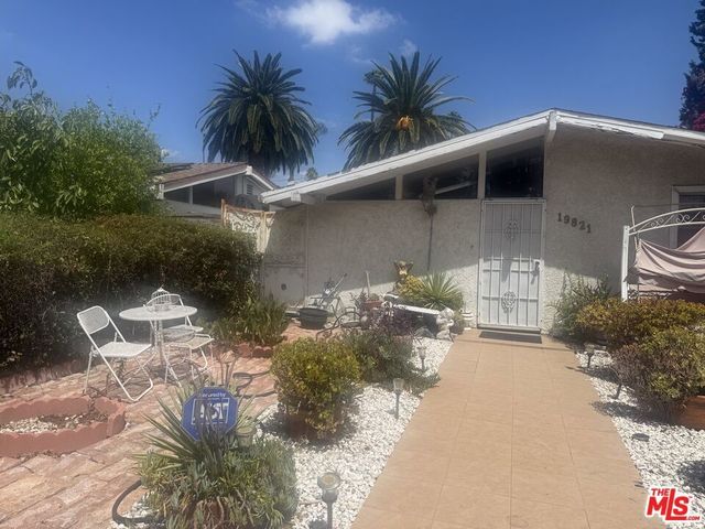 19821 Victory Boulevard, Los Angeles