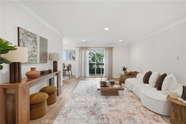 23679 Park Capri # 14, Calabasas