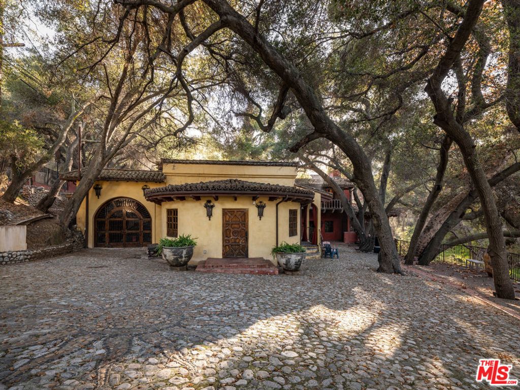 1135 N Topanga Canyon Boulevard, Topanga