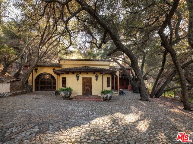 1135 N Topanga Canyon Boulevard, Topanga