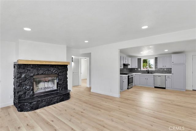 12556 Hickory, Victorville