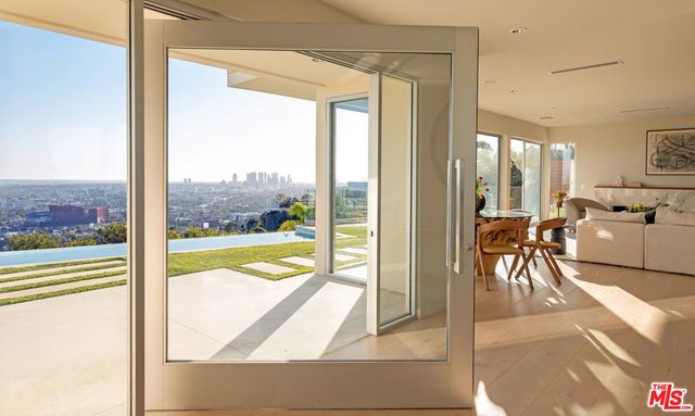 8515 Hedges Way, Los Angeles