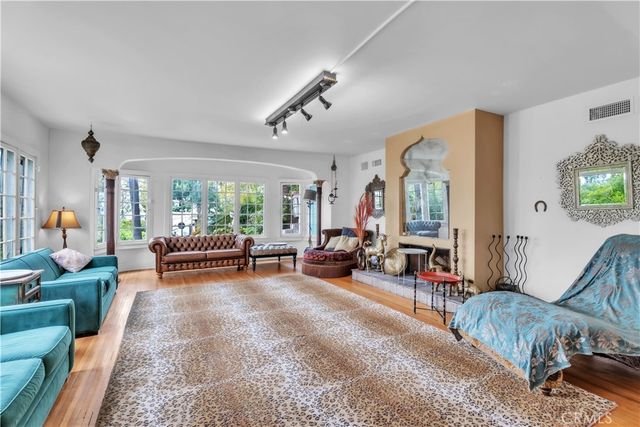 2275 Vasanta, Los Angeles