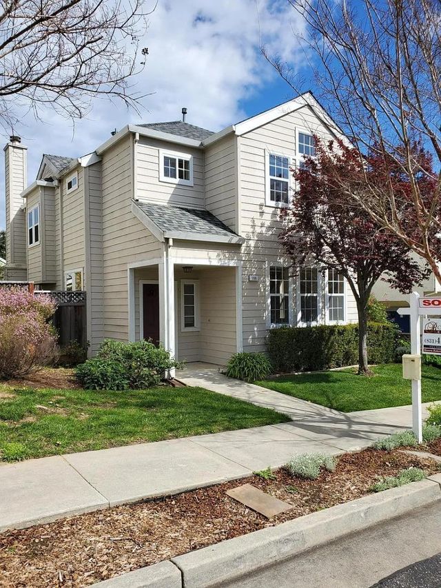 106 Village Circle, Santa Cruz