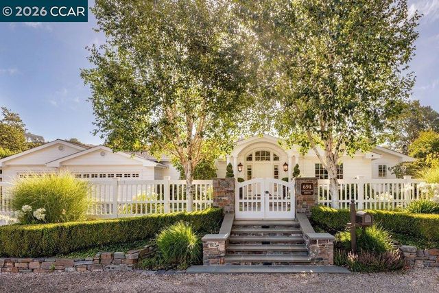694 Los Palos Dr, Lafayette