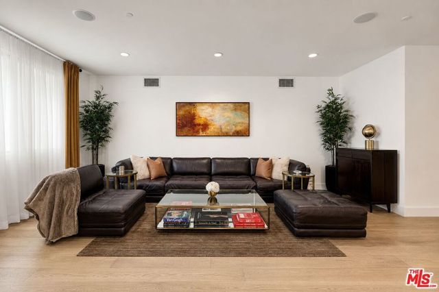 1304 Roxbury Drive # 202, Los Angeles
