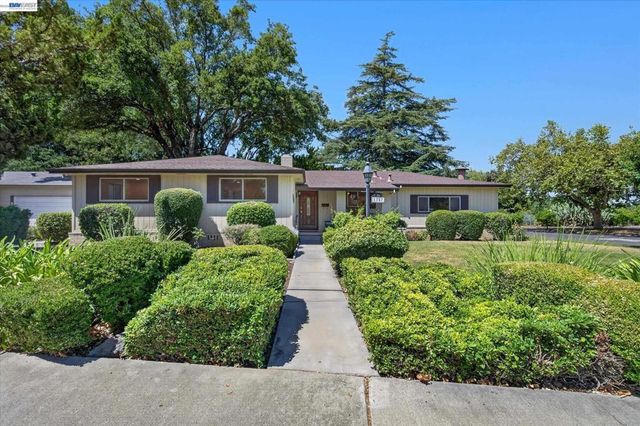 1787 Roxbury Dr, Concord