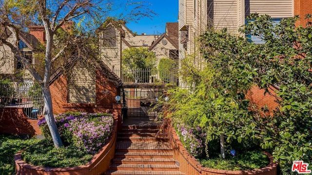 835 S Lucerne Boulevard # 205, Los Angeles