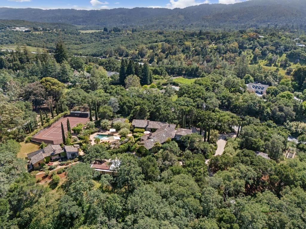 600 Moore Road, Woodside