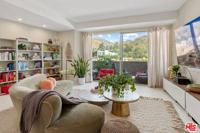 7250 Franklin Avenue # 903, Los Angeles