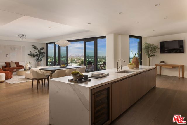 8420 W Sunset Boulevard # 702, West Hollywood