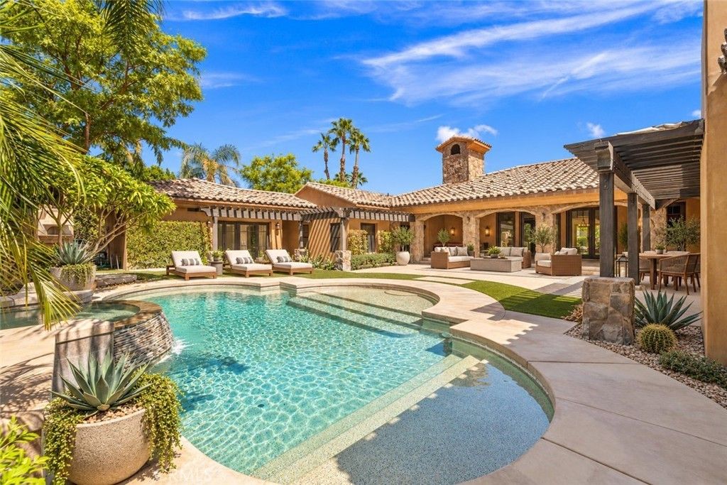 725 Dogwood W, Palm Springs