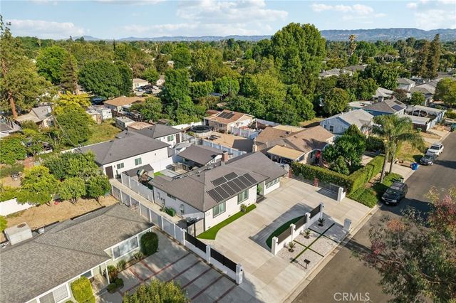 8434 Oakdale Avenue, Winnetka