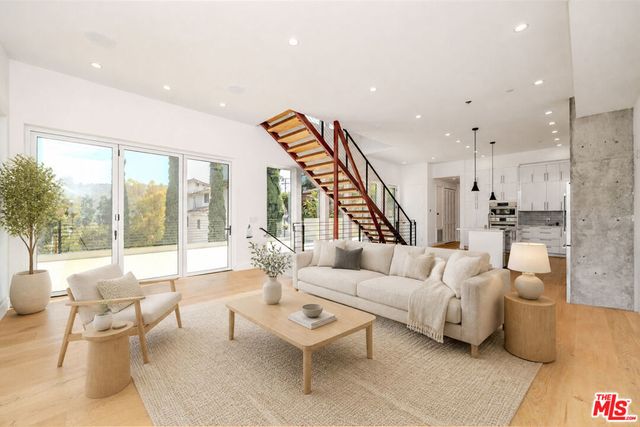 2882 El Roble Drive, Los Angeles