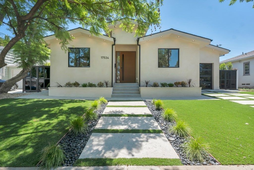 17534 Collins, Encino