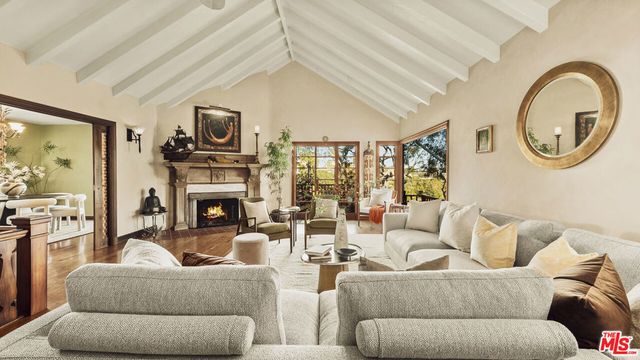 2882 Belden Drive, Los Angeles