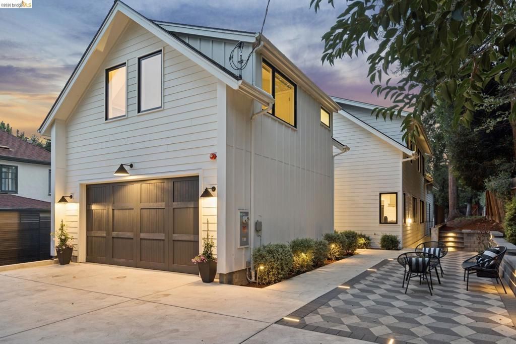 915 Grosvenor Place, Oakland