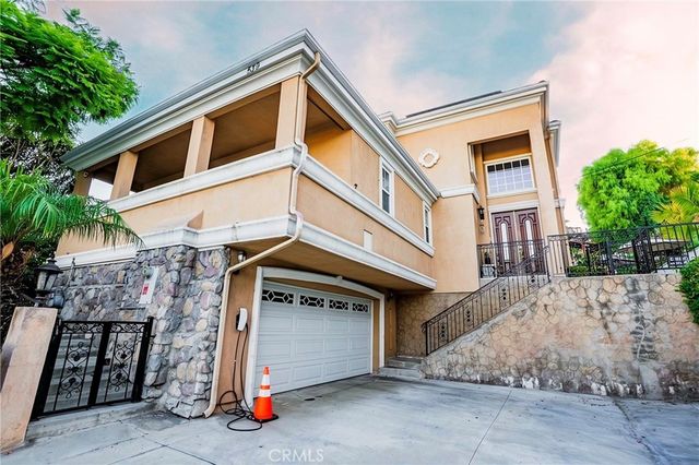 539 Bourdet, Walnut