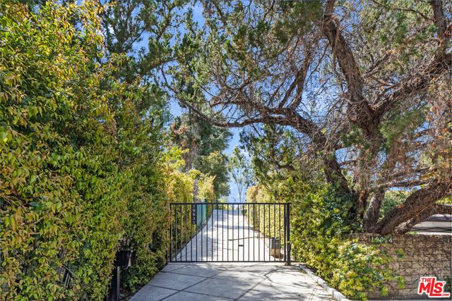 19630 Rosita Street, Tarzana