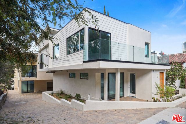 3688 Fredonia Drive, Los Angeles