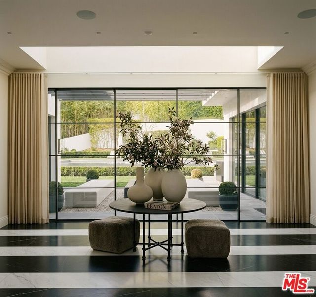 2331 Chislehurst Drive, Los Angeles