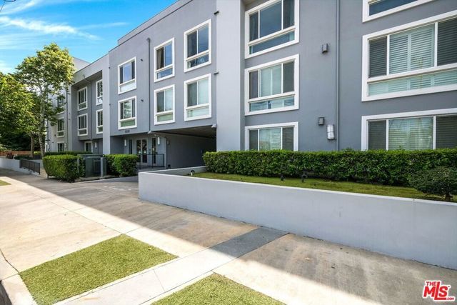 10878 Bloomfield Street # 406, Toluca Lake