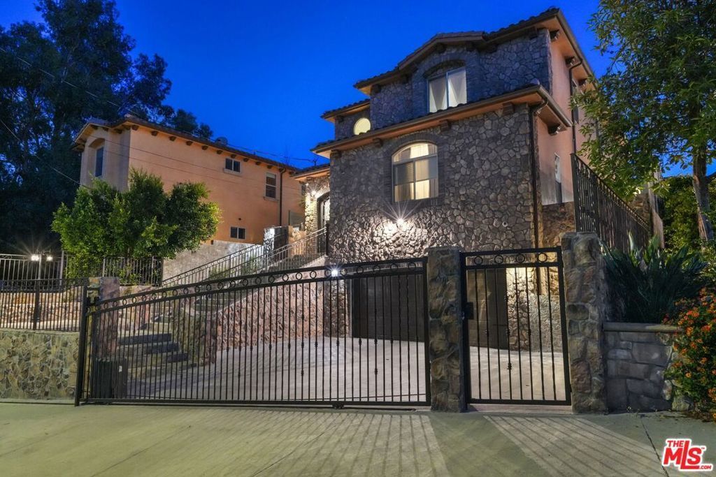 8812 Yates Street, Los Angeles