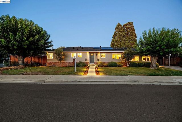 352 Cambridge Way, Livermore