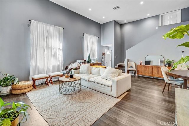 15012 Wyandotte, Los Angeles