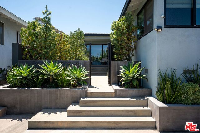 5808 Vicstone Court, Culver City