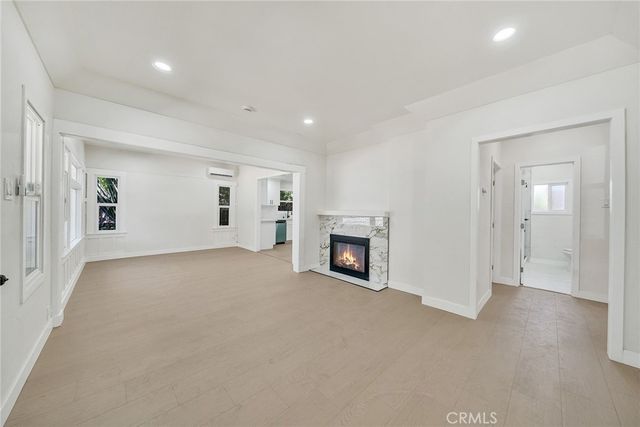 1020 W 70th Street, Los Angeles