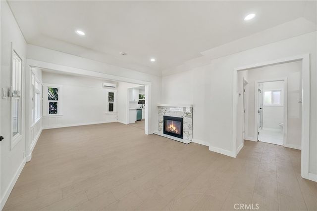 1020 W 70th Street, Los Angeles