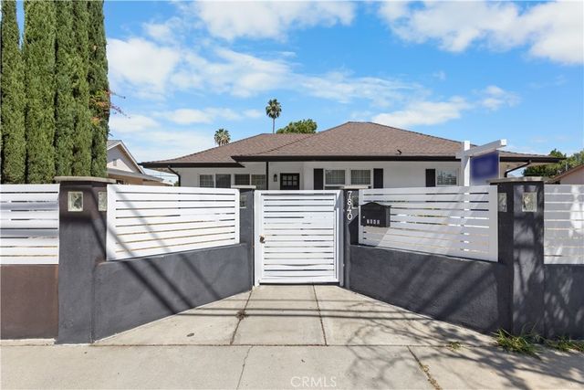 7840 7842 Woodlake Avenue, West Hills