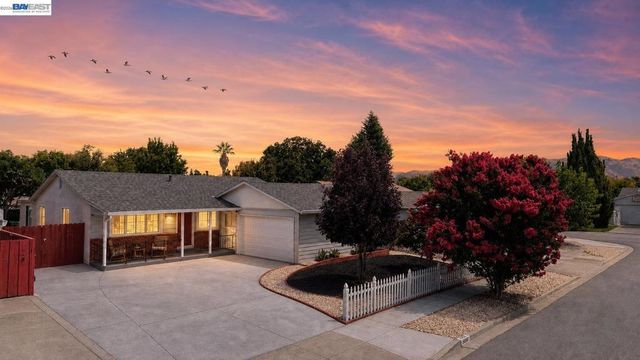 39912 Wyatt Ln, Fremont