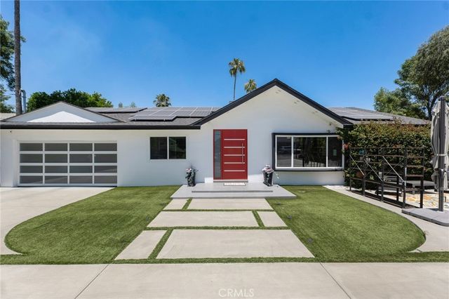 23051 Burbank Boulevard, Woodland Hills