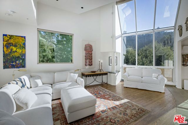10361 Caribou Lane, Los Angeles