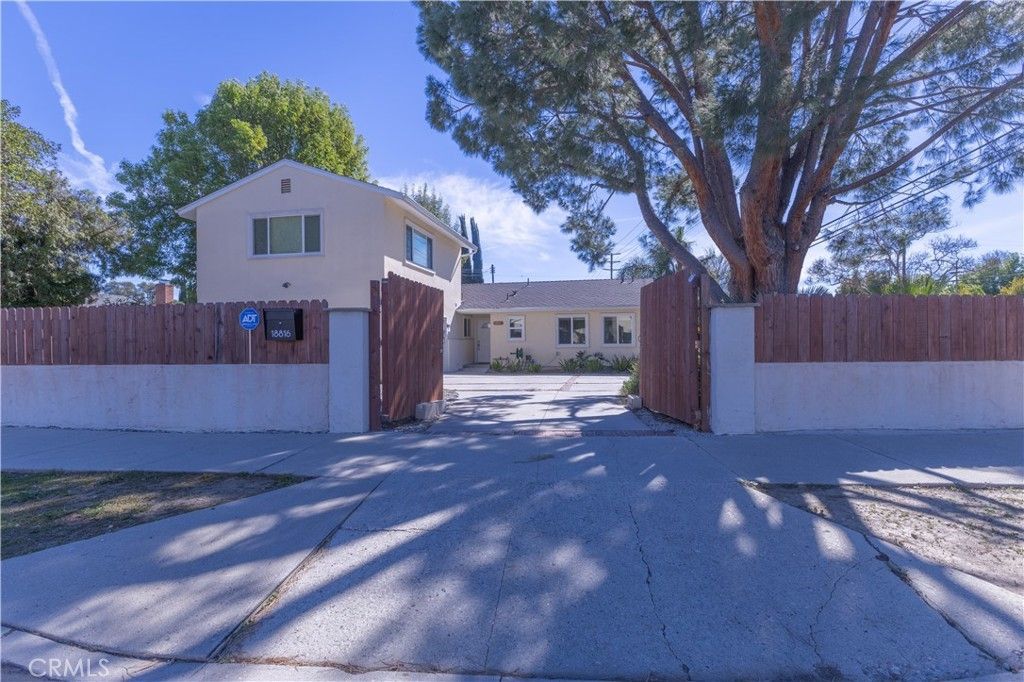 18816 Superior St, Northridge