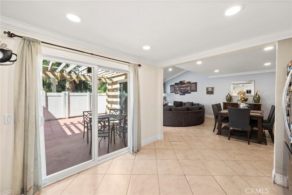 1183 Mountain Gate, Upland