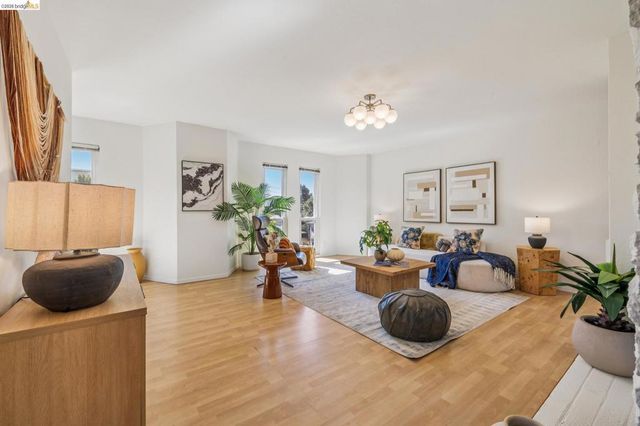 385 Jayne Ave # 301, Oakland