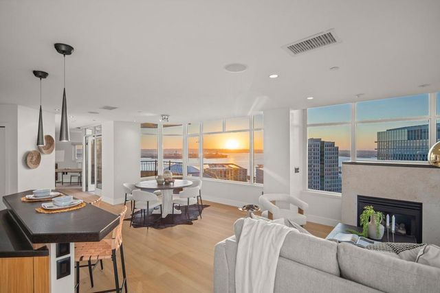 700 W Harbor # 2101, San Diego