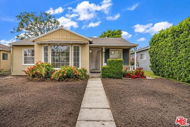6531 Hayvenhurst Avenue, Los Angeles