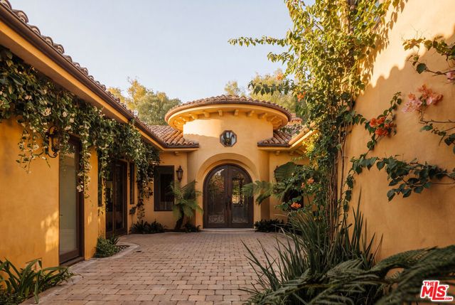 5605 Fairhaven Avenue, Los Angeles