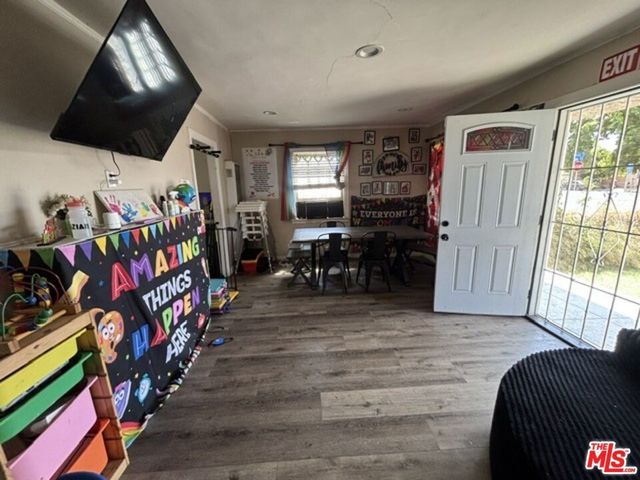 1537 E 84th Street, Los Angeles