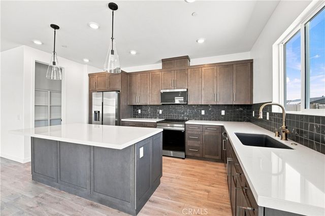 3253 E Avenue J-4, Lancaster