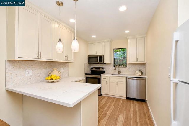 395 Camelback Rd # 2, Pleasant Hill