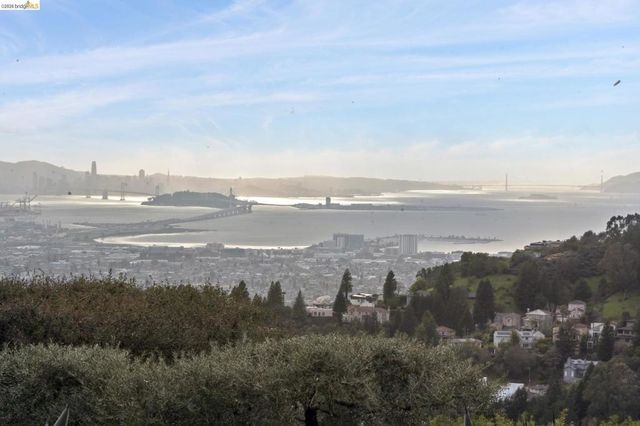 5 Woodside Way, Oakland