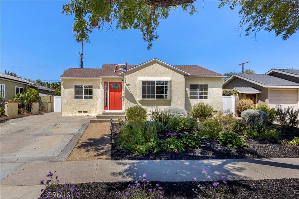 17621 Collins Street, Encino