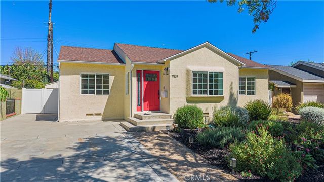 17621 Collins Street, Encino