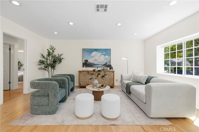 17621 Collins Street, Encino